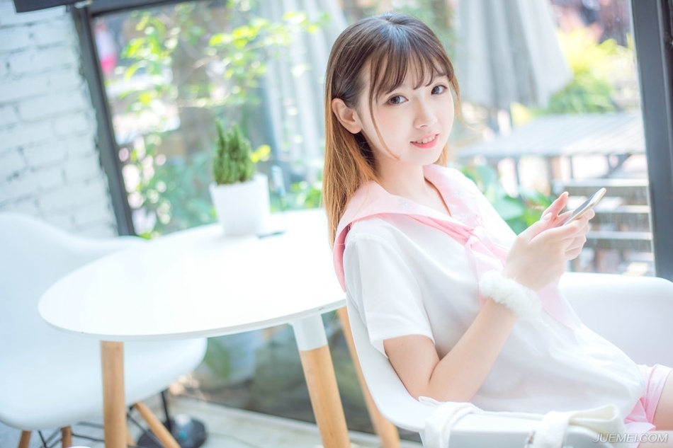 “不会。”小乔摇了摇头，眼中的茫然之色更浓：“妾身也不知道。”
